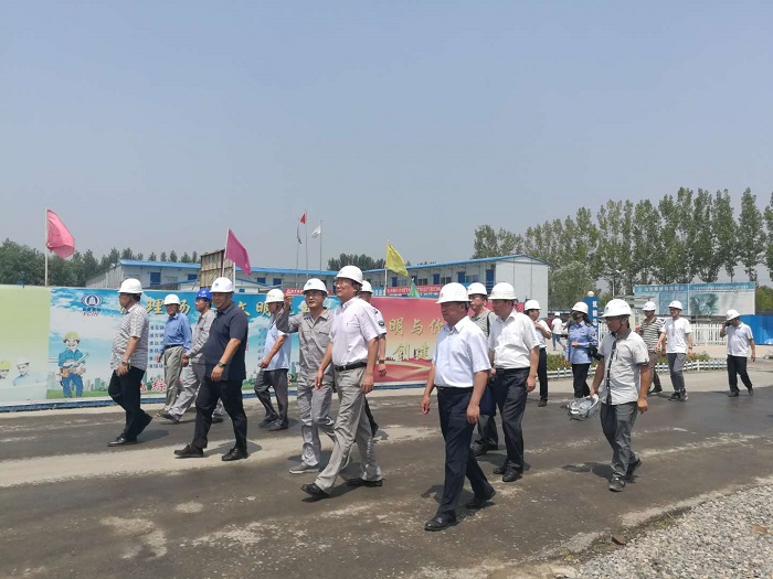 刘年主任检查施工现场.jpg