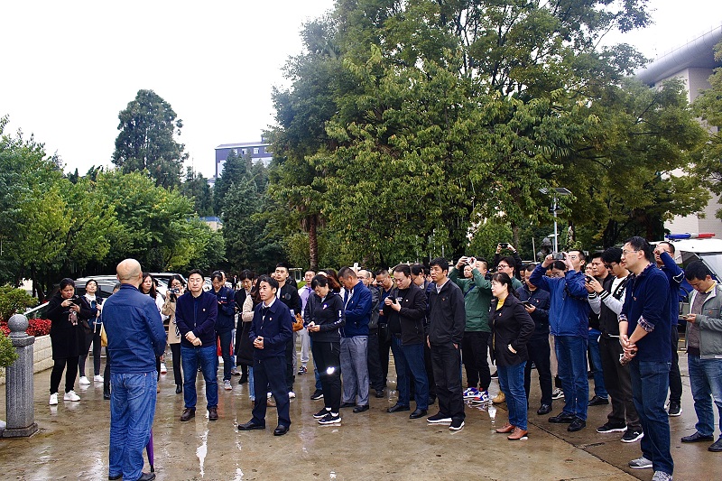 纪委书记郑宇作警示教育动员讲话.jpg