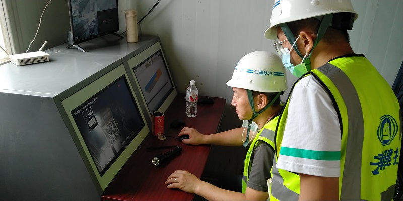 通过隧道监控系统，查看隧道内施工情况.jpg