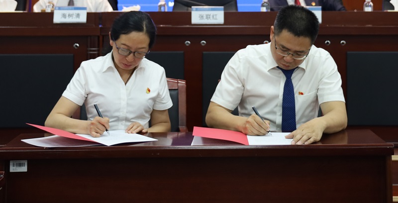 张联红与李元鸿签订责任书.JPG