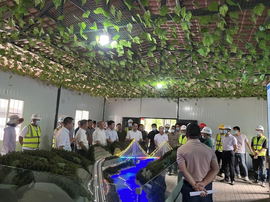 西双版纳州委书记朱家伟到景洪神秘谷澜沧江特大桥项目调研.jpg