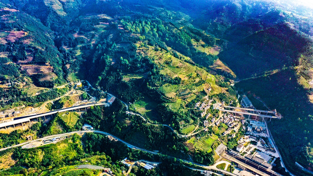 3.杨居寨隧道.jpg